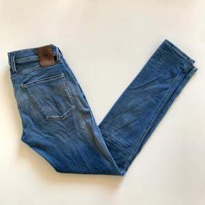 Jeans från Replay | Storlek: 29W - 32L - Skicket på jeansen är väldigt bra - Pris: 399kr - Nypris: 1700kr. Hör av er vid frågor!
