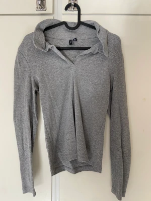 Tröja - Grå tröja från vero Moda är storlek m men passar storlek s. 
