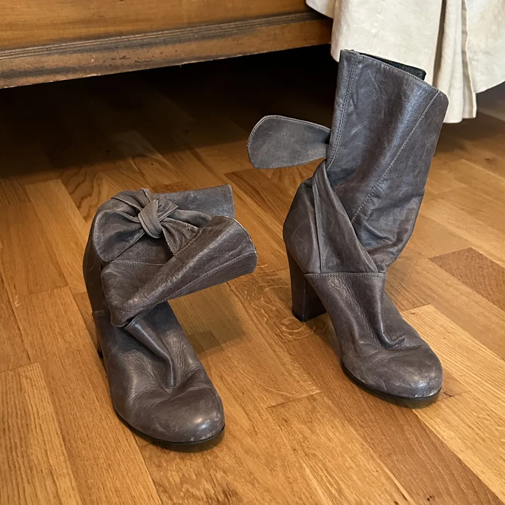 Häftiga kängor/klackskor i äkta grått läder 🩶👢🩶 Storlek 39. De knyts med ”läderremmar” som sitter fast, på så vis kan du välja hur de ska sitta själv!  I gott skick ✨. Skor.