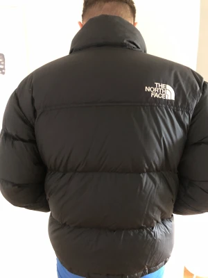 North face jacka  - En north face jacka som sitter perfekt för personer som är mellan m- L 