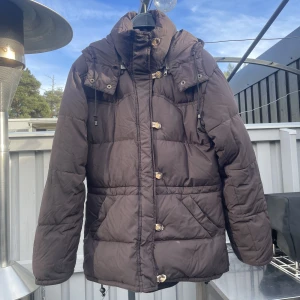 Boomerang vinterjacka xs - Boomerang xs mörkbrun  Ny dragkedja! Skulle behöva en tvätt. Lite mindre slitage som jag gärna skickar bilder på & en knapp saknas.   Har även en likadan i svart i stl s som är tvättad men på den behöver dragkedjan lagas. 