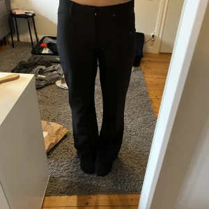 Kostymbyxor  - snygga lågmidajade/midrise kostymbyxor från madlady utan fickor som inte kommer till användning. De är långa på mig som är 180, på ena benet har sömmen gått upp längst ned men de är bara att sy fast igen💕(bara att skriva om du vill ha bild) nypris 480🥰