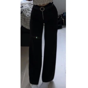 Svarta kostymbyxor från Bikbok - Svarta kostymbyxor I storlek XS. Snygga och sköna med en cool design.