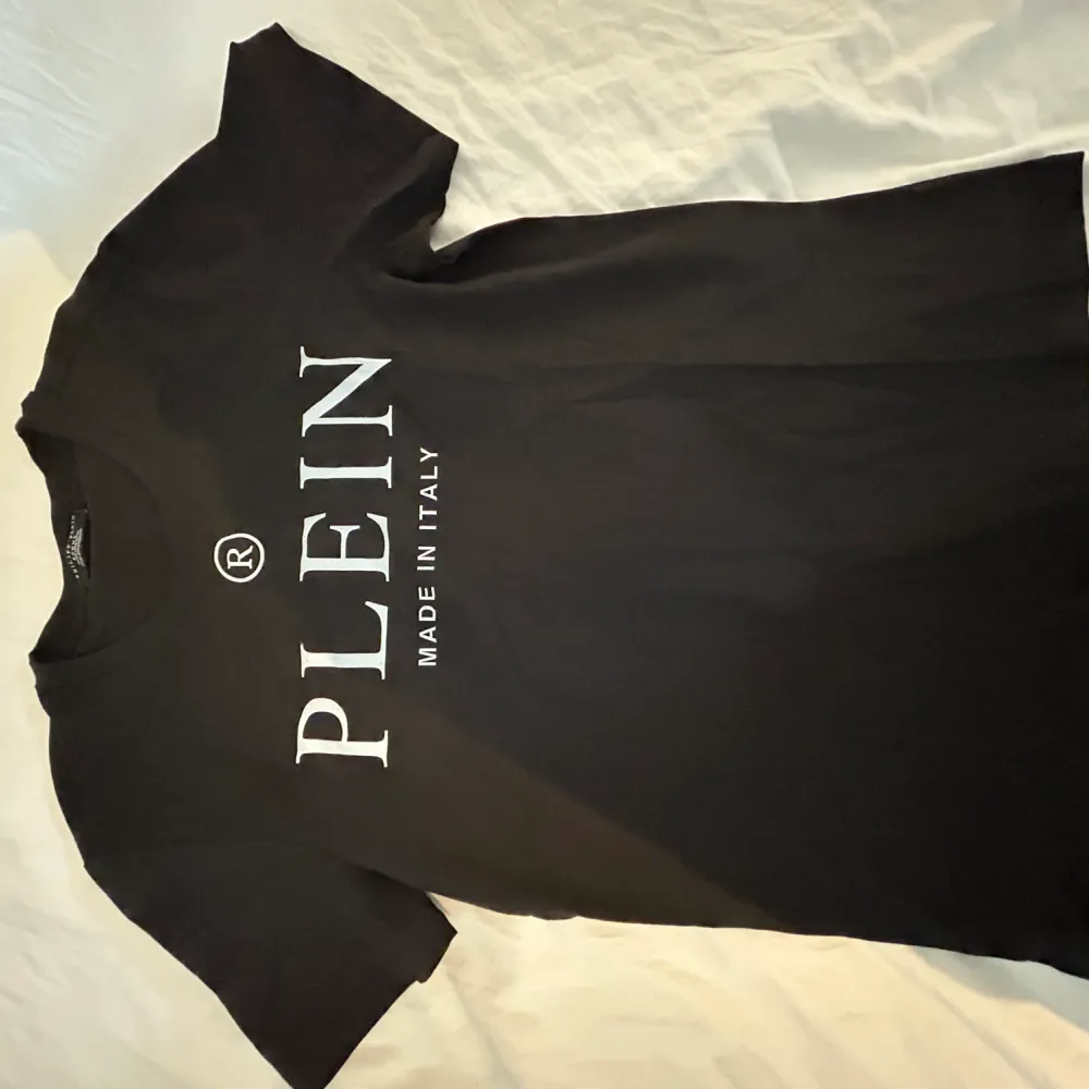 Säljer mina Philipp Plein T-shirts som är i nyskick  Storlek (L) 1000 kr T-shirt . T-shirts.