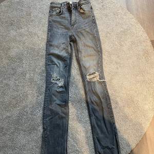 Gråa jeans med slits från Zara Storlek 32 Använda endast 1 gång