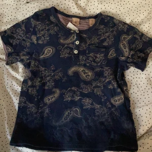 Baby tee  - Baby tee med coolt mönster 