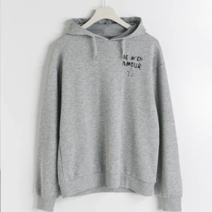 snygg hoodie! - Jätte snygg söt hoodie från gina💖 Slutsåld! I storlek 146/152 skulle säga att det är xs/s? säljer för endast 195kr! aldrig använt  och lappen är kvar! Pris kan nog diskuteras❤️ bara det är rimligt!