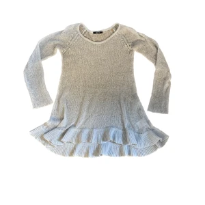 Stickad klänning  - Extremt mjuk och skön vit stickad klänning från Gina! Perfekt nu till höst och vinter🤍