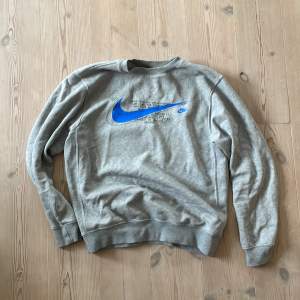 Nike Swoosh tröja i storlek S. Skick 9/10. Säljer då den är för liten. Nypris 800kr. Passar perfekt för S