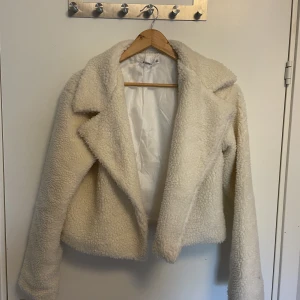 Teddy jacka - Säljer min underbara Teddy jacka! Från Nelly men köpt för flera år sedan så tror inte den finns kvar, knappt använd! Väldigt lika alla trendiga Teddy jackor från hm, och super mysig nu till hösten💗💗