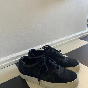Axel Arigato sneakers  - Använda men i fint skick! Storlek 40