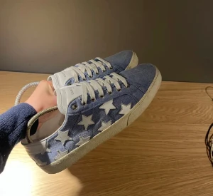 Saint laurent skor - Säljer nu mina saint Laurent skor som är i väldigt bra skick tyvärr har jag ingen box men skriv för mer info!