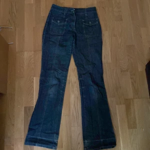 Jeans strl 36/38 - Mörkblå jeans i storlek 36/38. Liknar jeans från Brandy Melville. Mellanhög midja som är 36,5 rakt över. Innerbenet är 81 cm. De är ”utsydda” längst ner, se sista bilden. Finns två hål på innsidan där du kan trä in ett snöre för en mindre midja.