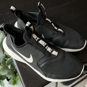 Nike skor - Använt skick, går bra att tvätta de i tvättmaskin. 