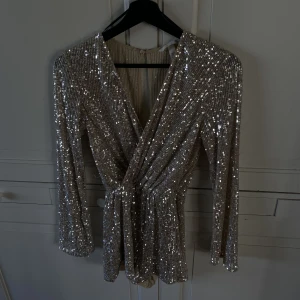 Festlig dress - Köpt från hm, använd en gång Väldigt fin till t.e.x. Nyår! Köpt för 400kr