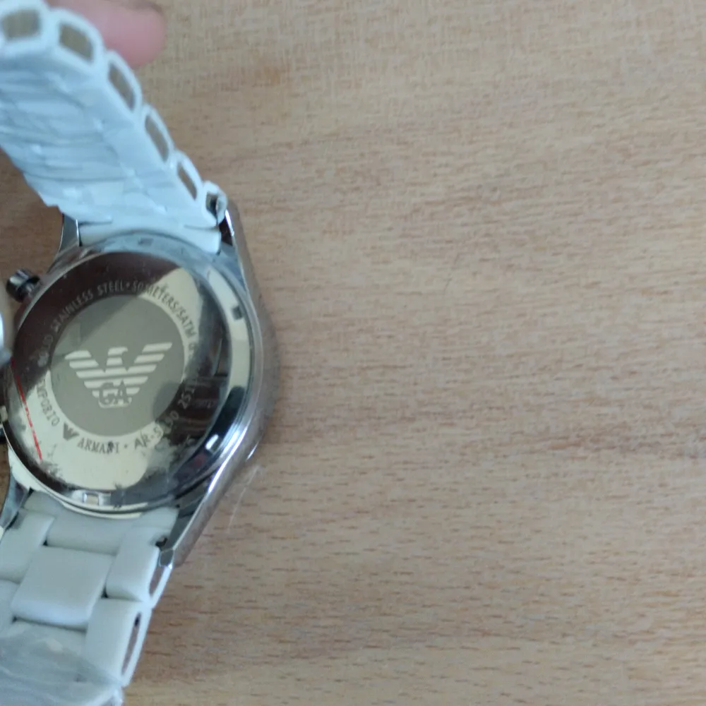 Hej jag säljer min Armani klocka. Jag vet inte om det är äkta. Jag fick den som priset helt ny plast är på. PRISET KAN DISKUTERAS!. Accessoarer.