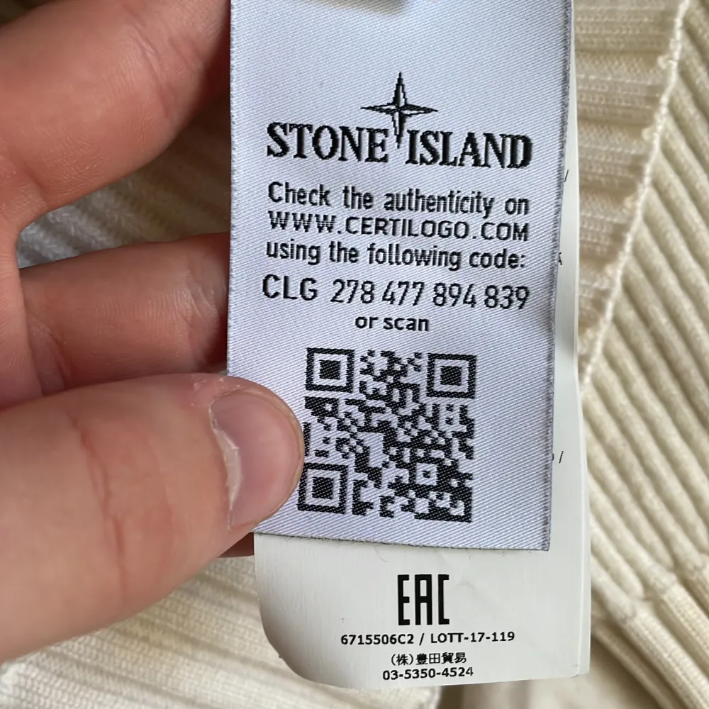 Galet fet ylle tröja från  stone island , den passar storlek S och är sjukt bra kvalite. Säljer då den inte kommer till användning, inga flaws! . Tröjor & Koftor.