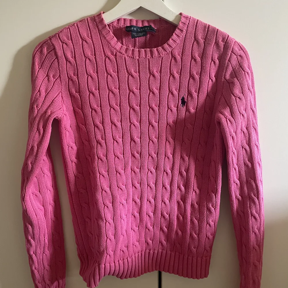 En kabelstickad rosa tröja från Ralph Lauren. Superfin och stilren som lyser upp hösten. Säljer då jag inte använder den 🩷. Tröjor & Koftor.