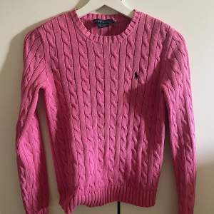 En kabelstickad rosa tröja från Ralph Lauren. Superfin och stilren som lyser upp hösten. Säljer då jag inte använder den 🩷