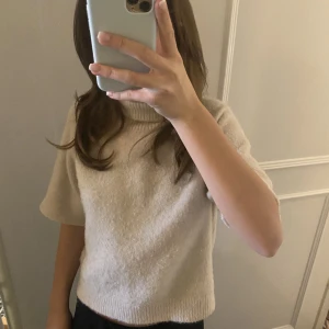 Zara stickad tröja - En stickad tröja utan ärmar ifrån zara, sååå fin😍 I storleken 10 år men jag skulle vilja säga att den passar 13-14 år🥰