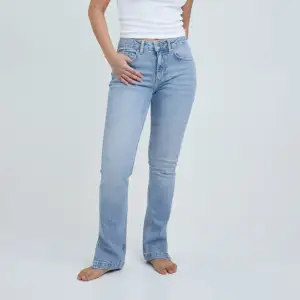Jeans från bikbok med split på sidorna. Midrise och knappast använda, pågrund av fel storlek. Frakt tillkommer! TRYCK EJ på ”köp nu”