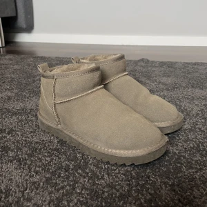 Uggs - Snygga Uggs liknande skor perfekta till vintern. Inte äkta! Använda ett fåtal gånger i vintras så väldigt bra skick!