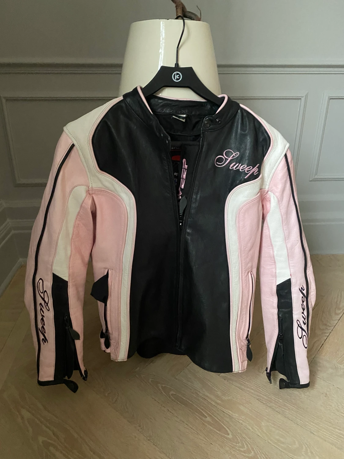 Skinnjacka/bikerjacka rosa svart vit äkta skinn