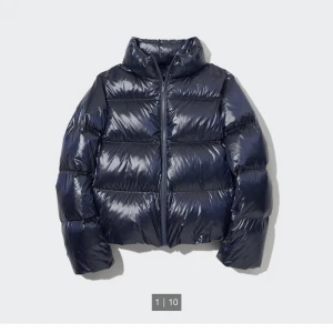 Uniqlo vinterjacka - Säljer min uniqlo vinterjacka i storlek S 💓 väldigt varm och perfekt för vintern! Ett litet hål i ena armen men inget man tänker på! Original pris 1200 