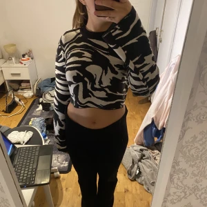 Stickad zebra tröja - Jättefin stickad tröja. Perfekt nu till hösten!🤎