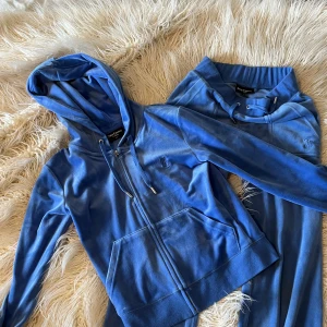 Juicy Couture det - Säljer den här jätte fina och äkta juicy couture setet💗Lite slitna på knäna men ingenting som syns. Toppen är i xs och underdelen i xxs❣️Orginal pris 2300