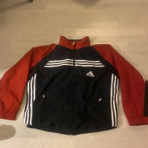 Adidas jacka - Jag köpte jackan second hand och då hade den ett pytte litet hål några små fläckar på insida rygg som inte gick bort i tvätten. Annars skulle jag säga att jackan är i bra skick.