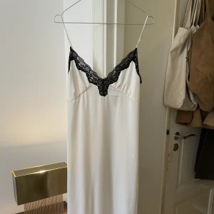 Klänning  - ”Sidenklänning” med svart spets. Helt oanvänd pga för stor