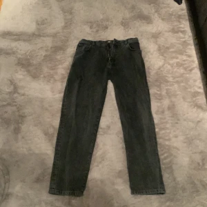 Woodbird jeans  - Säljer dessa jeans då dom inte kommer till andvändning. Jeans är i bra skicka och det finns inga defekter. Dom är i storleken 30/30 och sitter bra i midjan men är lite långa är 180 cm lång. Nypris 1000kr mitt 300