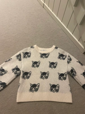 Tröja Other Stories  - Säljer nu min katt-tröja från &Other Stories då den inte kommer till användning längre. Använd, men i övrigt fint skick. 70% ull och 30% polyster. Säljes för 300kr, men pris kan diskuteras vid snabb affär. 