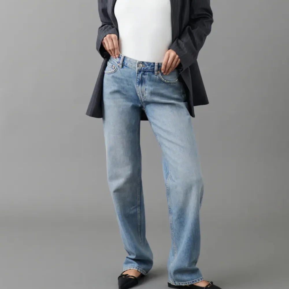 Säljer dessa low straight jeans från Gina som är helt slutsålda i denna färgen!. Jeans & Byxor.