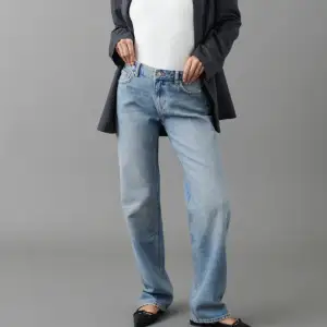 Säljer dessa low straight jeans från Gina som är helt slutsålda i denna färgen!