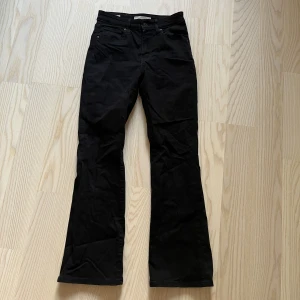 Svasta Levis jeans - perfekta svarta jeans för fest och vardag! Sitter snyggt precis lite under navel. Model 725, storlek 26/28. Perfekt för dig som är lite under 160. Jag hade aldrig sålt de om de inte blivit för små. Ska köpa samma i större storlek. Nypris 1300kr