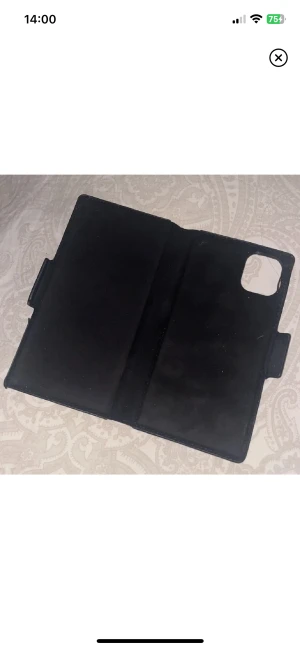 Plånboksskal - Plånboks mobilskal med magnet från Ideal Of Sweden Passar Iphone 12 pro, säkerligen andra också, har dålig koll Använd enstaka gånger, inga täcken på användning 