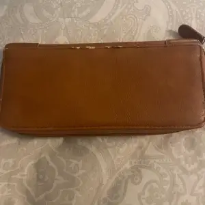 Brun plånbok Köpt på Rizzo i Emporia förra året Säljer den för den inte kommer till användning,