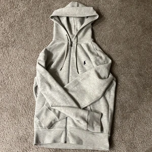 Ralph Lauren  - Säljer min Ralph lauren zip hoodie.  Köpt för 1799kr   Mitt pris 899 Skick 10/10  Storlek XS
