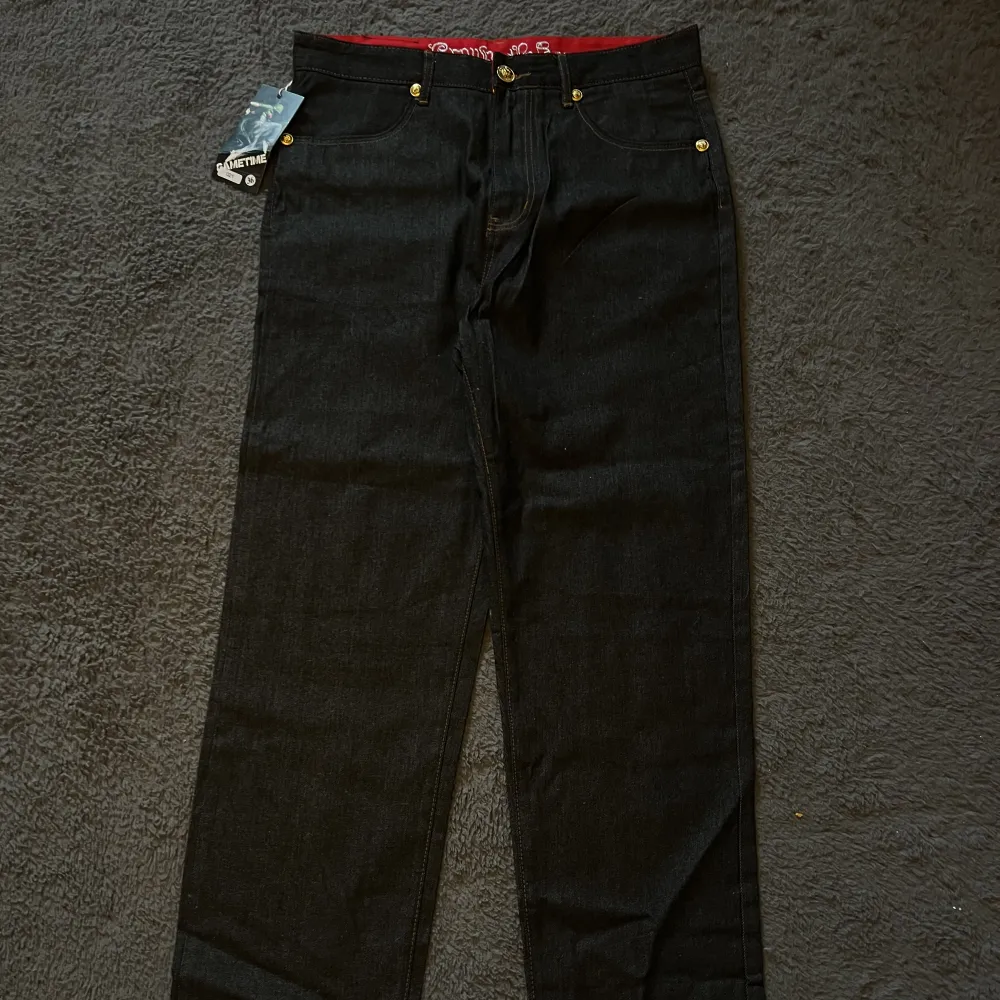 Helt nya oanvända feta y2k baggy printed jeans. Säljer då jag bytt stil.  Condition 10/10. Jeans & Byxor.