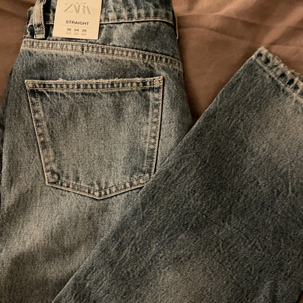 Säljer dessa jeans från zara i storlek 36, är i färg mellanblå skulle jag säga, i modellen straight. Nypris 359kr. Säljer för 250kr. Prislappen är kvar då jag köpt dessa men de har endast legat i garderoben. Inte använda. Jeans & Byxor.