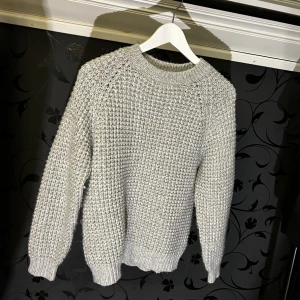 Stickad tröja  - Knappt använd, mjuk och skön i materialet, hel och ren