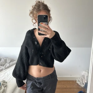 kofta från gina tricot - svart stickad kofta/tröja med stora ärmar