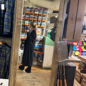 Svart lång kappa  - Säljer svart kappa från hm, säljer då jag inte längre använder 💕 gott skick, kom privat för fler bilder 