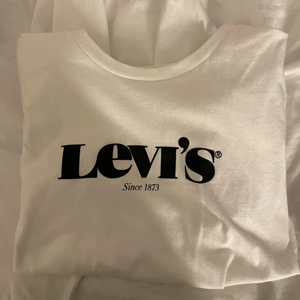 Levis t shirt storlek S passar xs. Använd typ 2 gånger inga fläckar eller hål 100kr plus frakt ❤️. Unisex. T-shirts.
