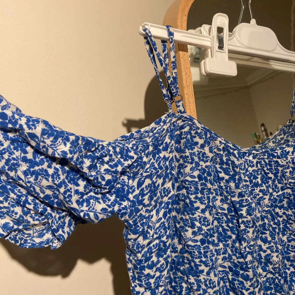 Härligt och luftig superdry tröja. Vacker djup blå färg och har nästan aldrig använts 💙. Toppar.