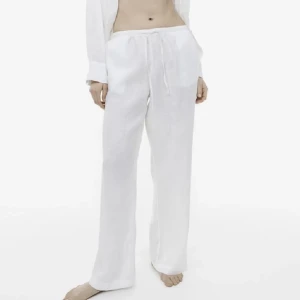 Linnebyxor  - Säljer mina fina vita linnebyxor ifrån h&m som är i bra skick🤍 