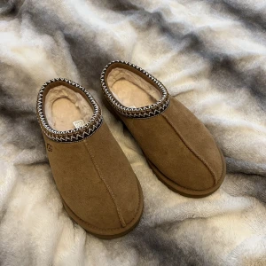 Ugg tasman - Så snygga och trendiga skor nu under hösten/ till vintern. Har bara använt dem en gång men köpte tyvärr fel storlek. Nypris var 1599kr 💞Frakten kostar 74
