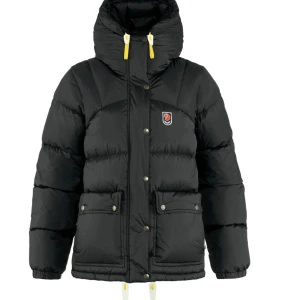 FJÄLLRÄVEN JACKA💕💕👌🏼 - Säljer nu min fina fjällräven jacka i dammodellen strl M. Den är köpt förra året för 6999. 🥰 kan sänka precis vid snabb affär